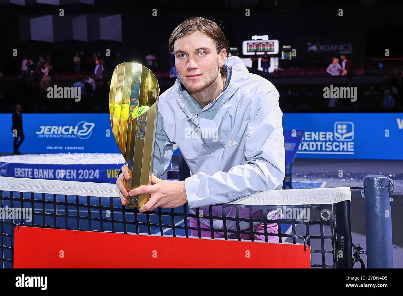 Vienna, Vienna, Austria. 27th Oct, 2024. Jack Draper of Great Britain, new singles champion with trophy and the Emirates Logo during the Erste Bank Open - ATP500, Mens Tennis (Credit Image: © Mathias Schulz/ZUMA Press Wire) EDITORIAL USAGE ONLY! Not for Commercial USAGE! Stock Photo