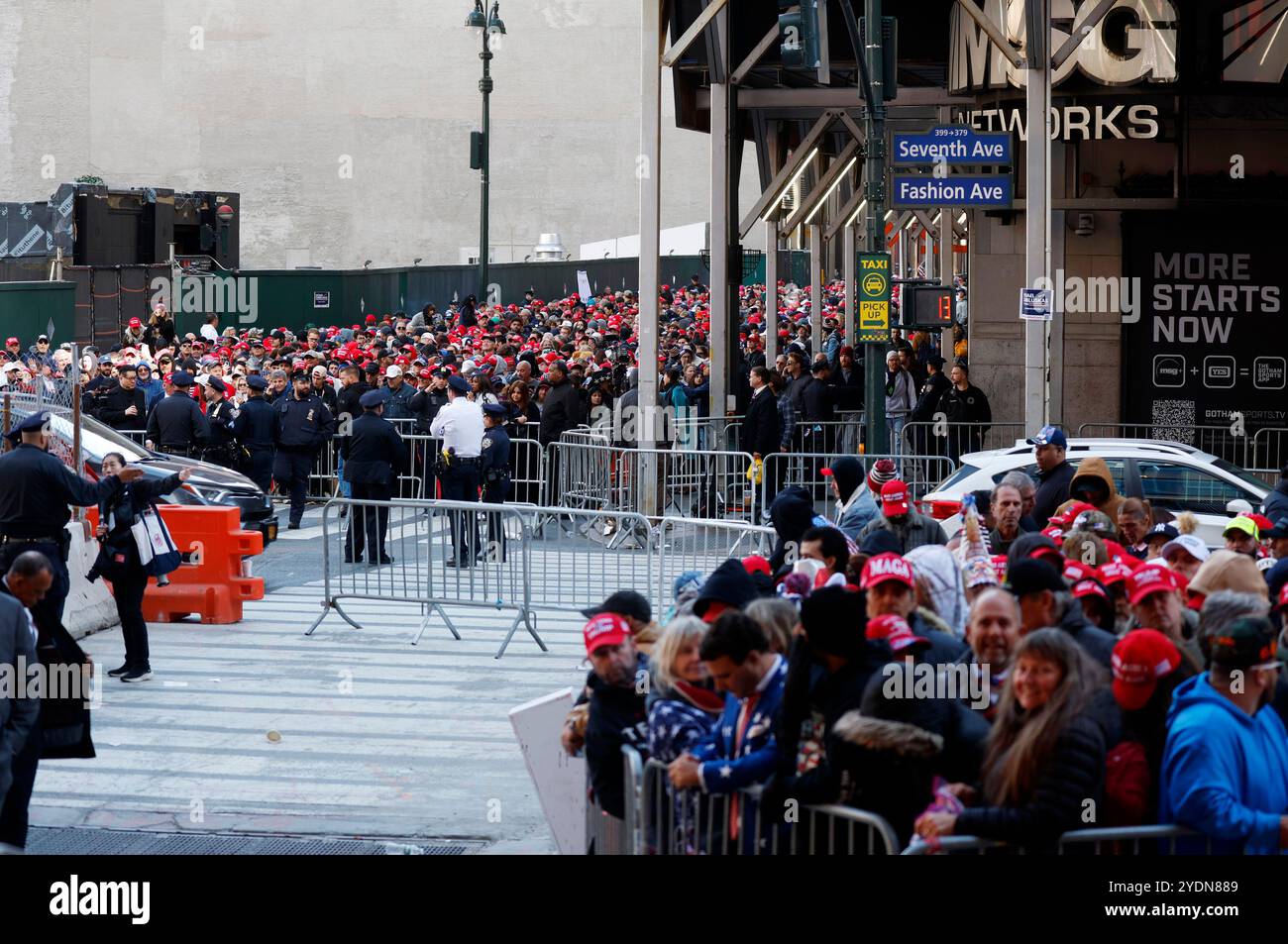 Large crowds trump supporters hi-res stock photography and images - Alamy