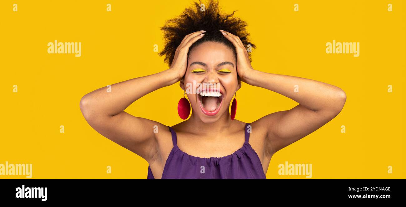 Happy afro woman screaming and grabbing head Stock Photo - Alamy