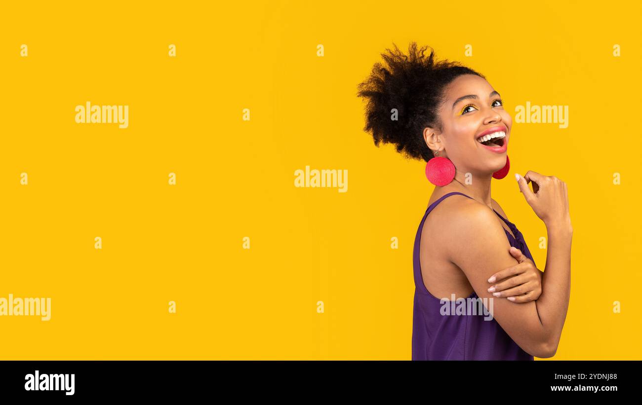 Black woman looking up hi-res stock photography and images - Alamy