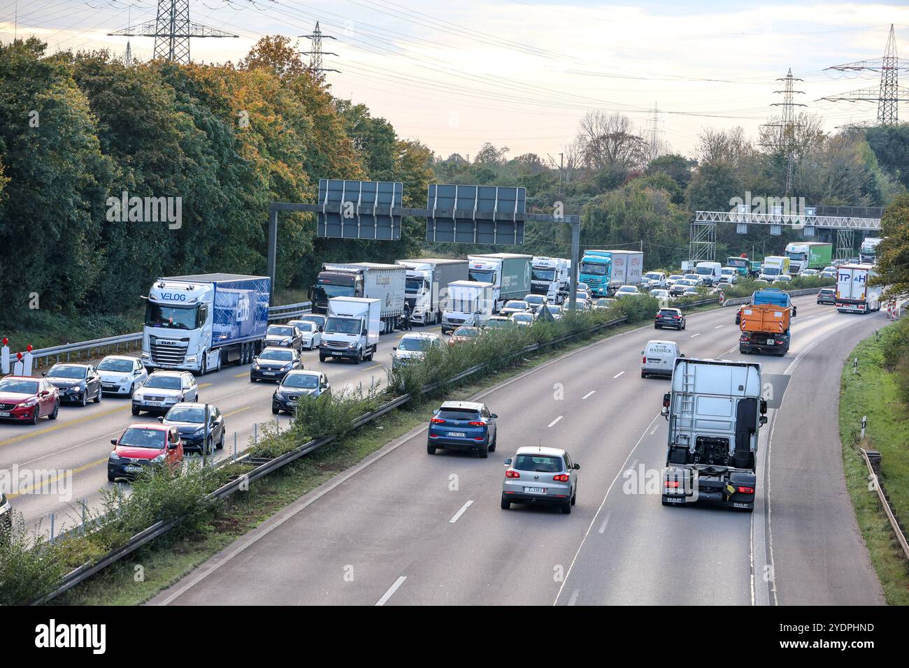 Schranken stoppen schwere Lkw. Stau vor der Wiegaanlage. Schranken- und Wiegeanlage vor der Maroden Brücke über den Rhein-Herne-Kanal der Autobahn A42. Das Verbot für zu schwere Fahrzeuge soll verhindern, dass die Brücke weiter beschädigt wird. Schrankenanlage stoppt zu schwere Fahrzeuge. Bottrop, Nordrhein-Westfalen, DEU, Deutschland, 25.10.2024 *** Barriers stop heavy trucks Traffic jam in front of the Wiega system Barriers and weighing system in front of the dilapidated bridge over the Rhine Herne Canal on the A42 highway The ban on heavy vehicles is intended to prevent further damage to th Stock Photo