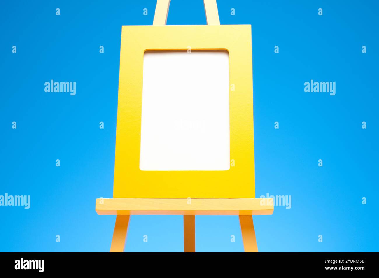 Easel stand hi-res stock photography and images - Alamy