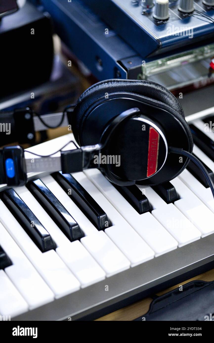 Musical keyboards hi-res stock photography and images - Alamy