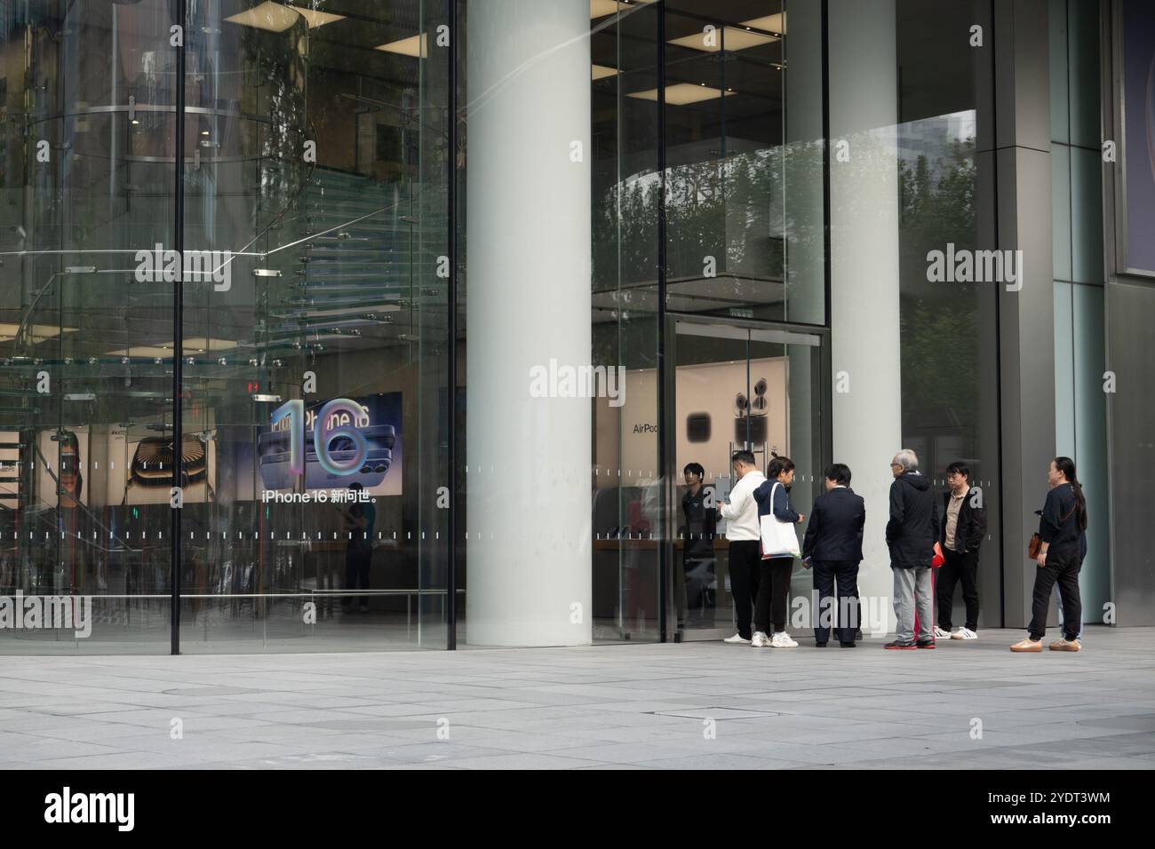 Apple store in shanghai hi-res stock photography and images