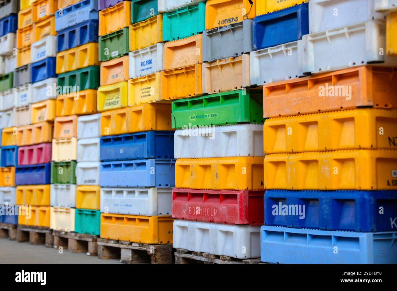 Fischkisten im Hafen. Symbolfoto, Themenfoto Sassnitz, 27.10.2024 *** Fish boxes in the harbor symbol photo, theme photo Sassnitz, 27 10 2024 Foto:xB.xSchubertx/xFuturexImagex fischkisten 4008 Stock Photo