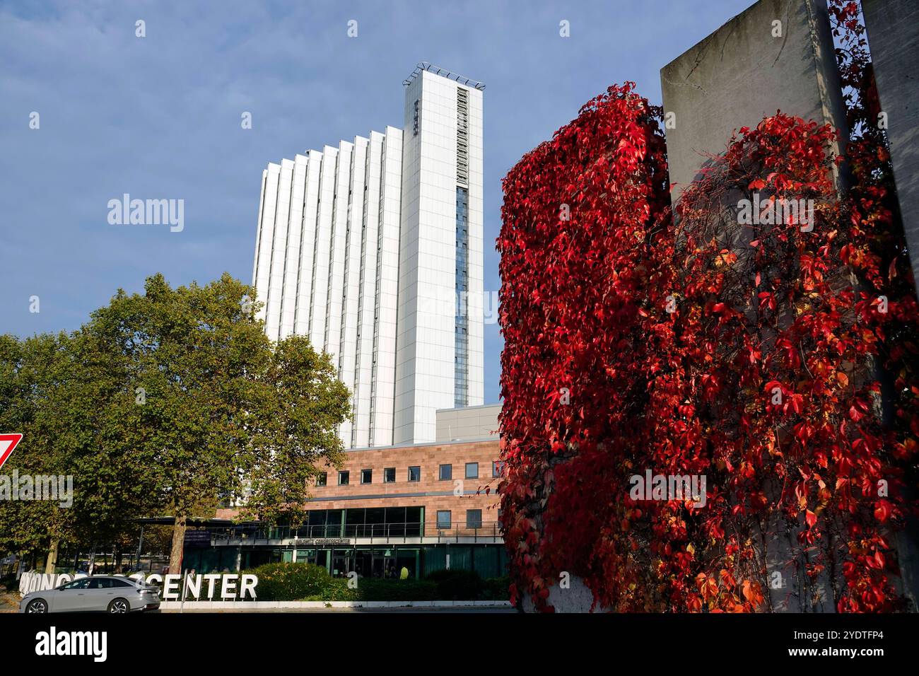 Tag der offenen Tür Congress Hotel Chemnitz 27.10.2024, Chemnitz, Congress Hotel Chemnitz, am 3.November lädt das Hotel zum Tag der offenen Tür, in der Zeit von 13 bis 17 Uhr gibt es den Blick vom Panoramarestaurant, Besichtigung der Zimmer und Suiten, Historisches und Kinderschminken, bei Buchungen werden Rabatte angezeigt. Das Gebäude wurde von 1969 bis 1974 als Interhotel Kongreß von dem Architekten Rudolf Weißer im damaligen Karl-Marx-Stadt in der Auffassung der DDR-Moderne geplant, in Gleitbauweise errichtet und zum Teil mit einer Vorhangfassade verkleidet.Das Congress Hotel Chemnitz ist Stock Photo