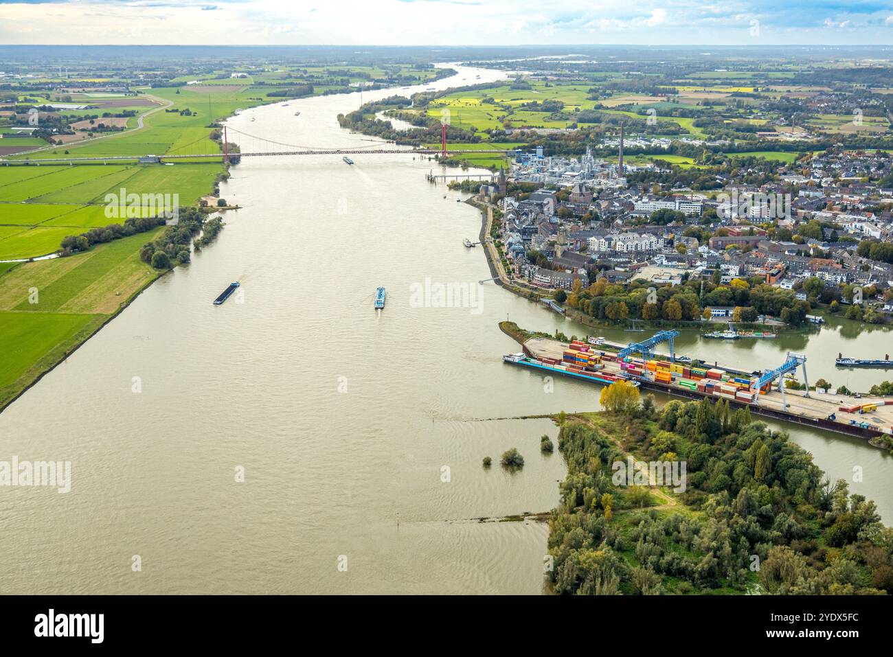 Luftbild, Hafen Emmerich, Löwenberger Landwehr mit Container Terminal, Rheinbrücke Emmerich und Fluss Rhein mit Binnenschifffahrt, Emmerich am Rhein, Niederrhein, Nordrhein-Westfalen, Deutschland ACHTUNGxMINDESTHONORARx60xEURO *** Aerial view, Port of Emmerich, Löwenberger Landwehr with container terminal, Rhine bridge Emmerich and river Rhine with inland navigation, Emmerich on the Rhine, Lower Rhine, North Rhine-Westphalia, Germany ATTENTIONxMINDESTHONORARx60xEURO Stock Photo