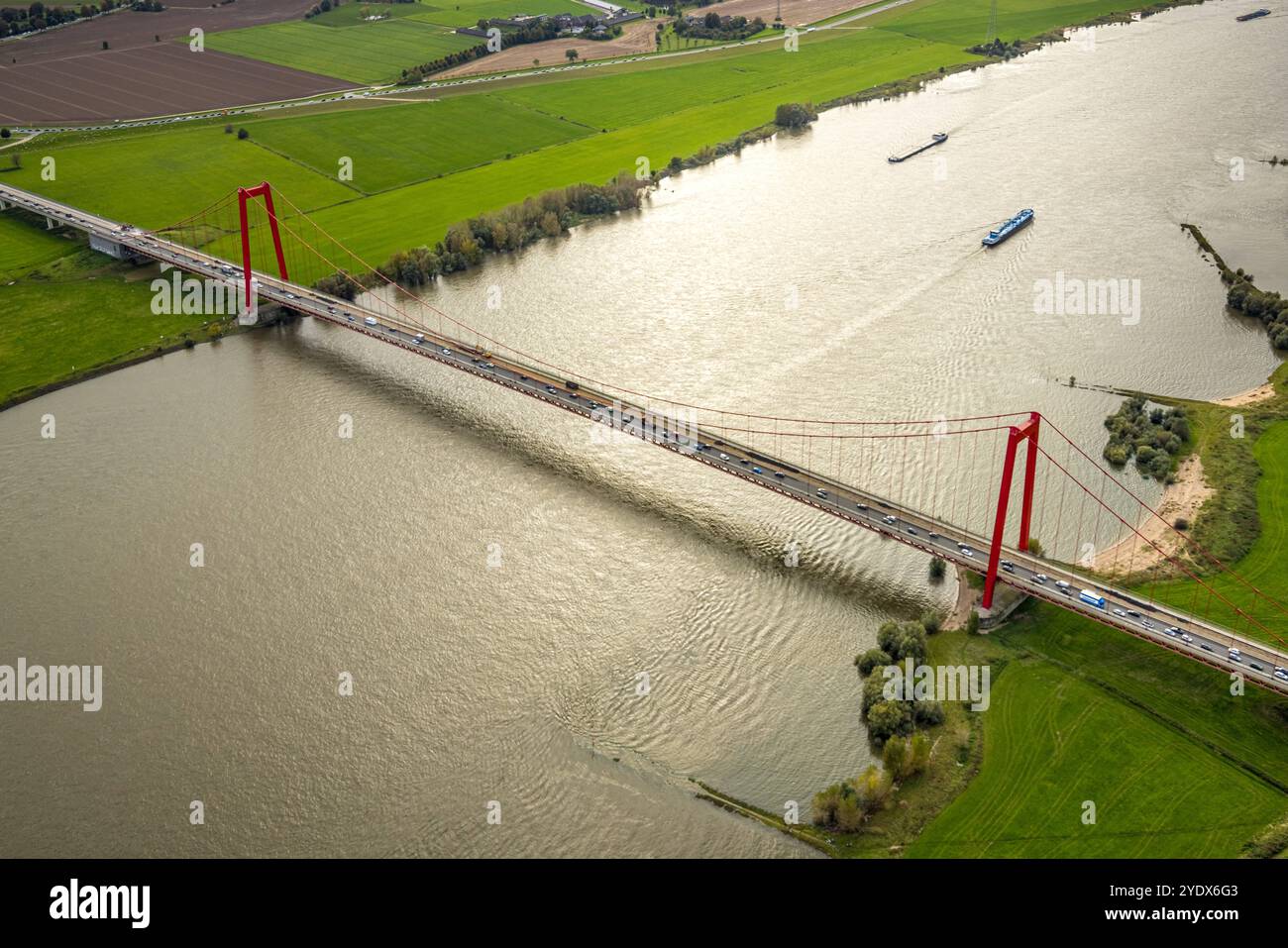 Luftbild, Rheinbrücke Emmerich am Rhein, Bundesstraße B220, längste Hängebrücke Deutschlands, Fluss Rhein, Hurendeich, Kleve, Niederrhein, Nordrhein-Westfalen, Deutschland ACHTUNGxMINDESTHONORARx60xEURO *** Aerial view, Rhine bridge Emmerich am Rhein, federal highway B220, longest suspension bridge in Germany, river Rhine, Hurendeich, Kleve, Lower Rhine, North Rhine-Westphalia, Germany ATTENTIONxMINDESTHONORARx60xEURO Stock Photo