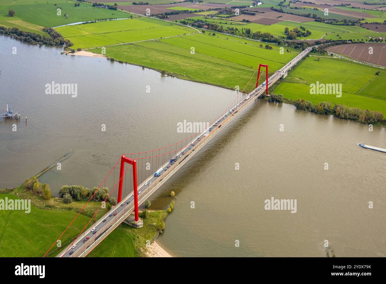 Luftbild, Bauarbeiten an der Rheinbrücke Emmerich am Rhein, Bundesstraße B220, längste Hängebrücke Deutschlands, Fluss Rhein, Hurendeich, Kleve, Niederrhein, Nordrhein-Westfalen, Deutschland ACHTUNGxMINDESTHONORARx60xEURO *** Aerial view, construction work on the Rhine bridge Emmerich am Rhein, federal highway B220, longest suspension bridge in Germany, river Rhine, Hurendeich, Kleve, Lower Rhine, North Rhine-Westphalia, Germany ATTENTIONxMINDESTHONORARx60xEURO Stock Photo