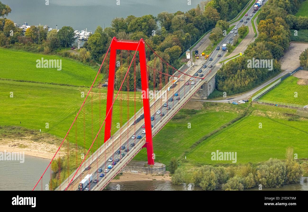 Luftbild, Bauarbeiten an der Rheinbrücke Emmerich am Rhein, Bundesstraße B220, längste Hängebrücke Deutschlands, Fluss Rhein, Hurendeich, Kleve, Niederrhein, Nordrhein-Westfalen, Deutschland ACHTUNGxMINDESTHONORARx60xEURO *** Aerial view, construction work on the Rhine bridge Emmerich am Rhein, federal highway B220, longest suspension bridge in Germany, river Rhine, Hurendeich, Kleve, Lower Rhine, North Rhine-Westphalia, Germany ATTENTIONxMINDESTHONORARx60xEURO Stock Photo