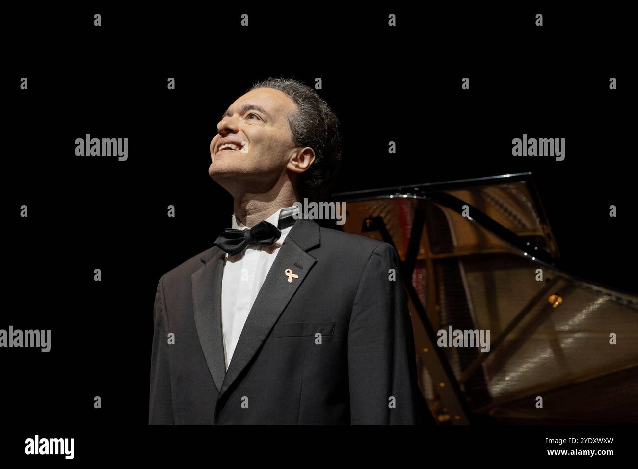 Evgeny Kissin concert pianist applauded by the audience after his