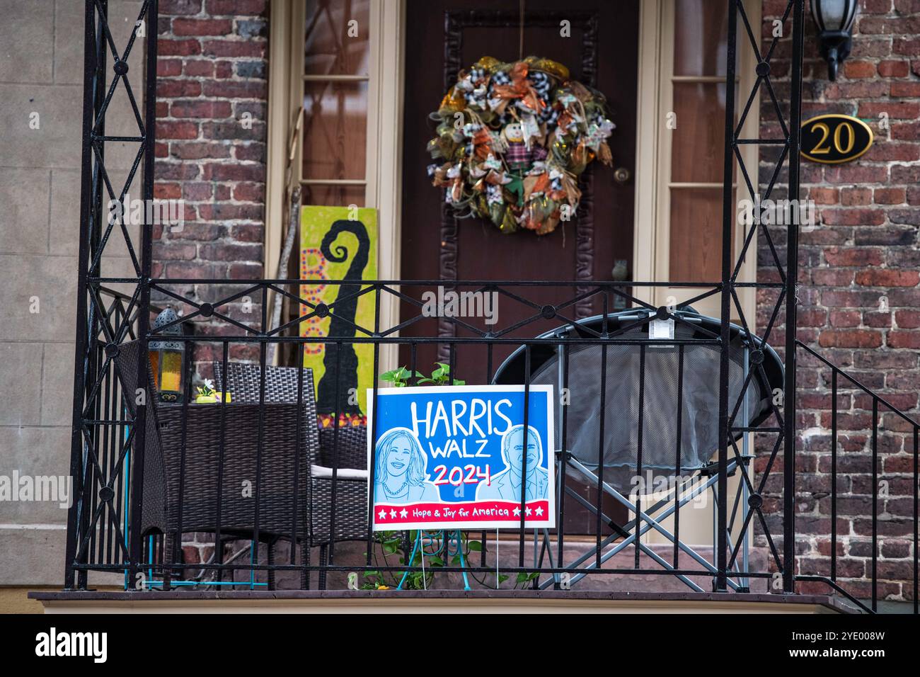 Savannah, Georgia, 2024 Kamala D. Harris political signs that are displayed by people in their homes and front yard. ©Paul Todd/OUTSIDEIMAGES.COM OUTS Stock Photo