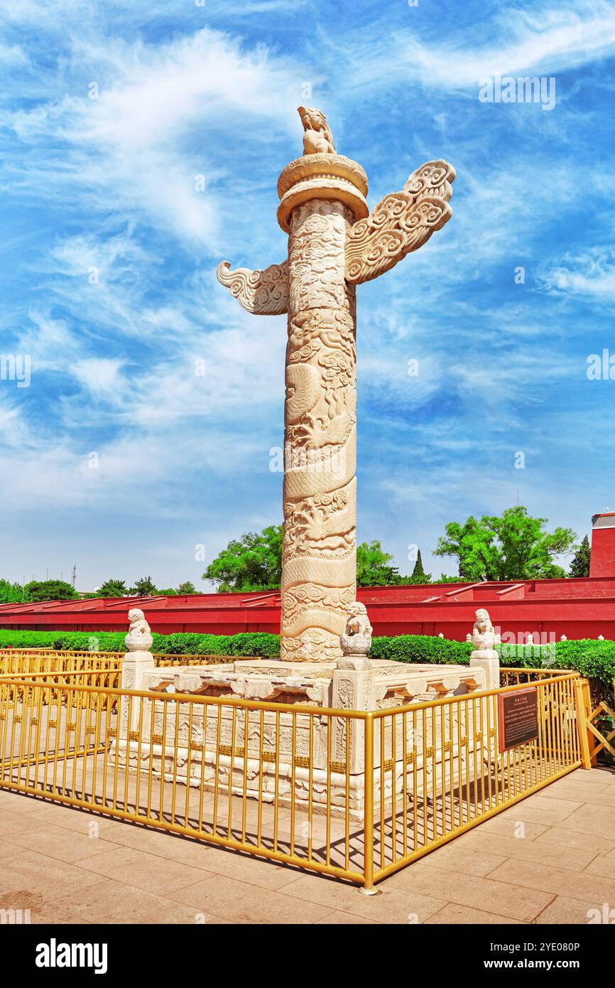 Monument-Stone column (huabiao) with depiction of dragons and phoenixes ...