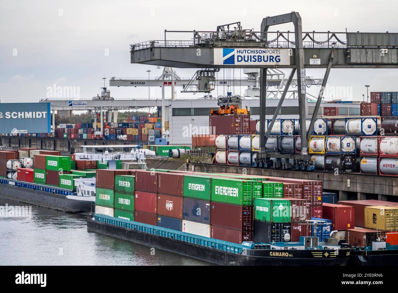 Hafen Duisburg Ruhrort, Container Frachtschiff wird am DeCeTe ...