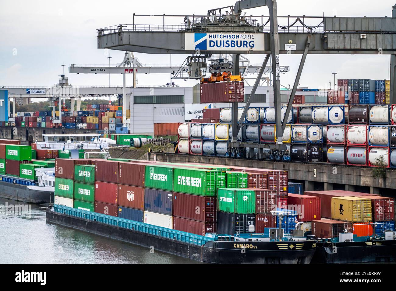 Hafen Duisburg Ruhrort, Container Frachtschiff wird am DeCeTe ...