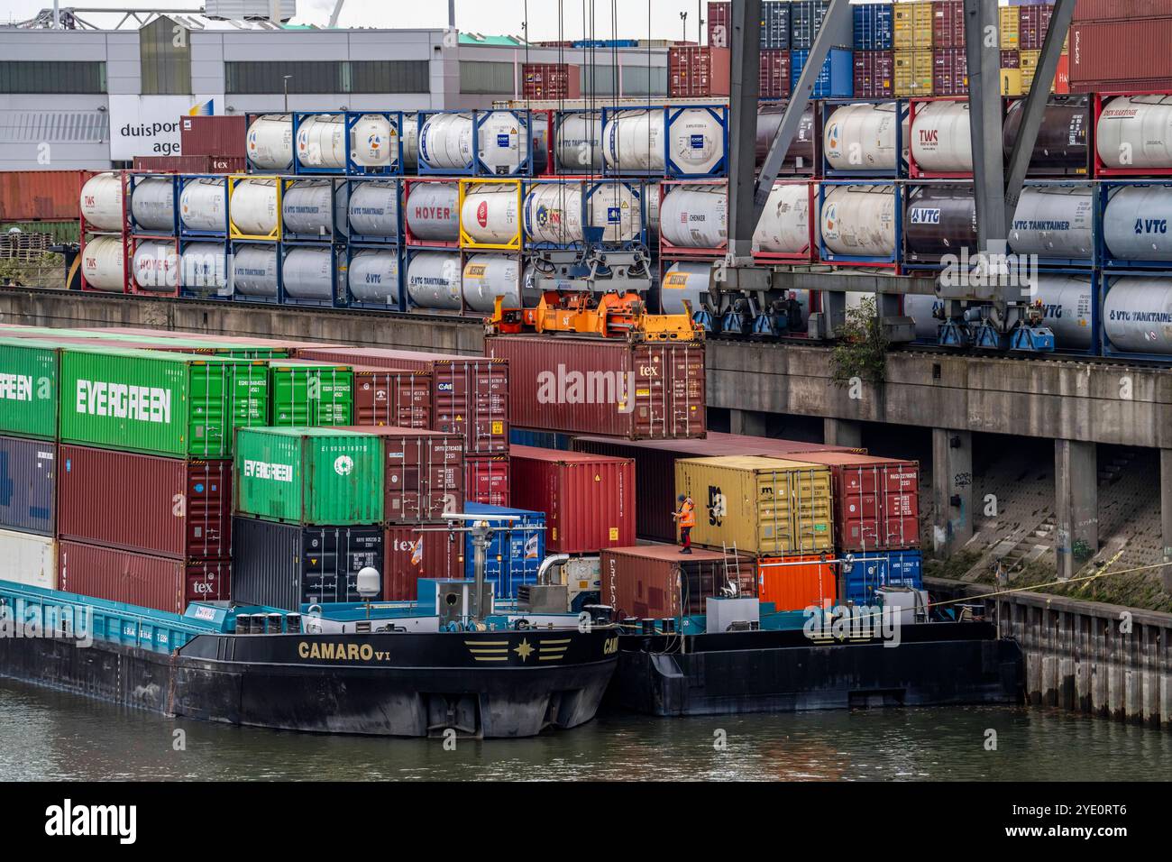 Hafen Duisburg Ruhrort, Container Frachtschiff wird am DeCeTe ...