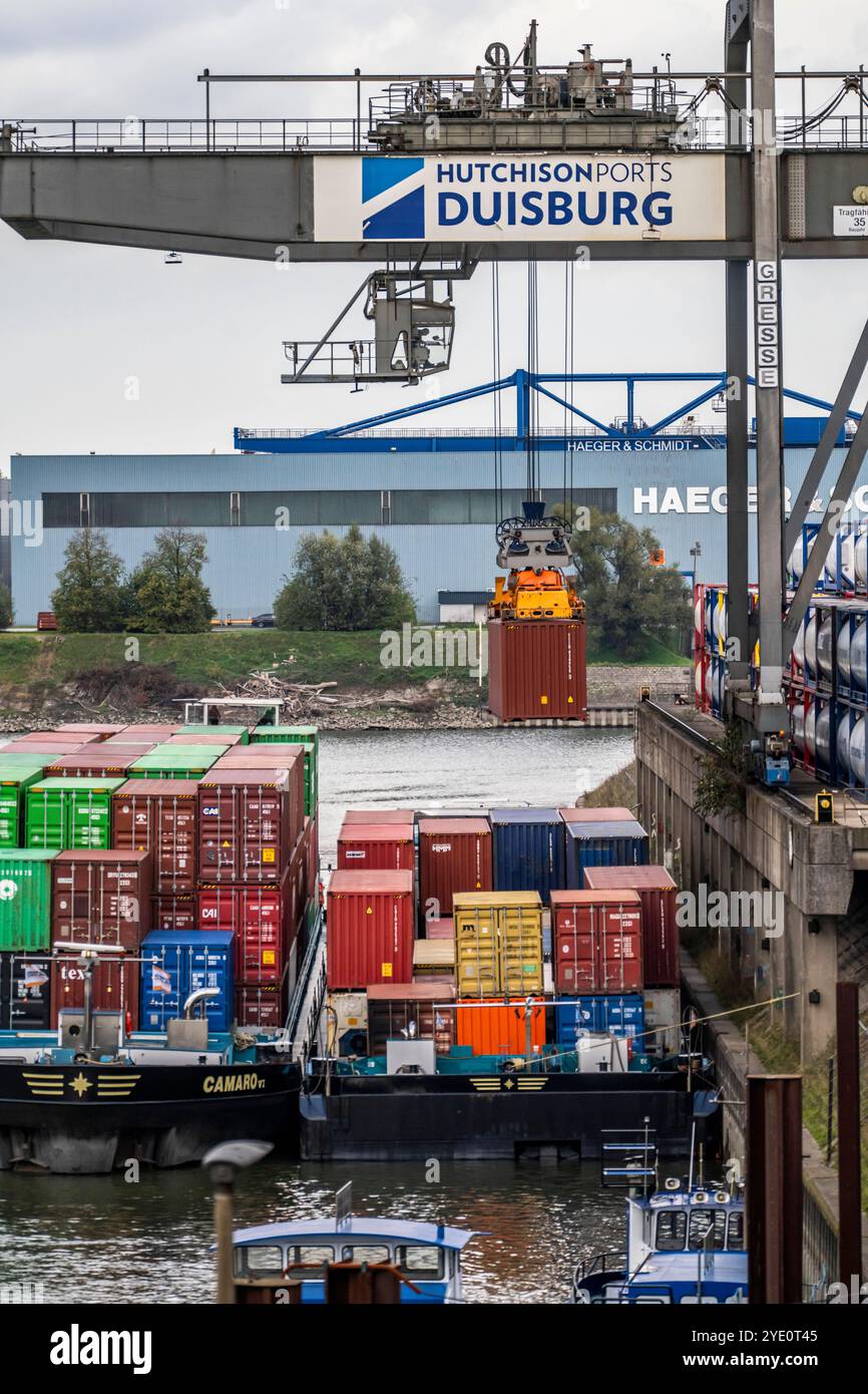 Hafen Duisburg Ruhrort, Container Frachtschiff wird am DeCeTe ...