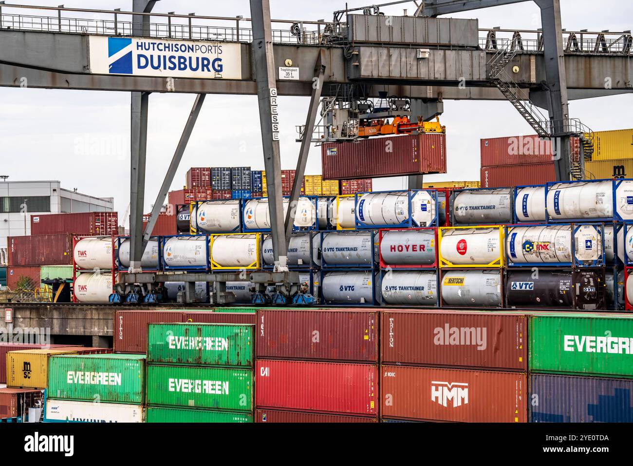 Hafen Duisburg Ruhrort, Container Frachtschiff wird am DeCeTe ...