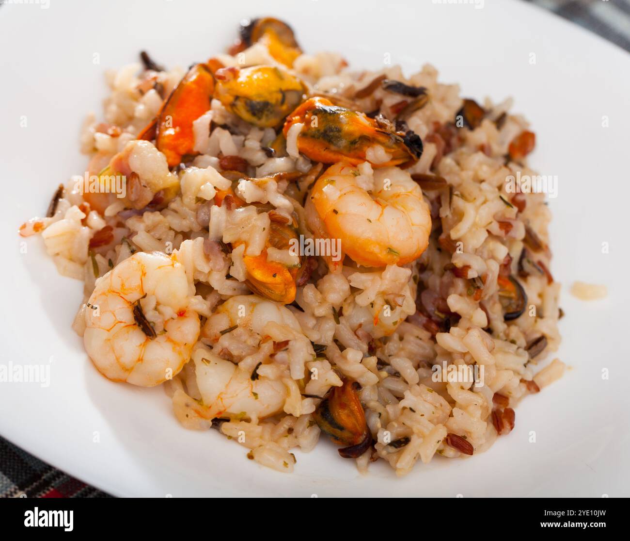 Rice with shrimps and mussels Stock Photo - Alamy