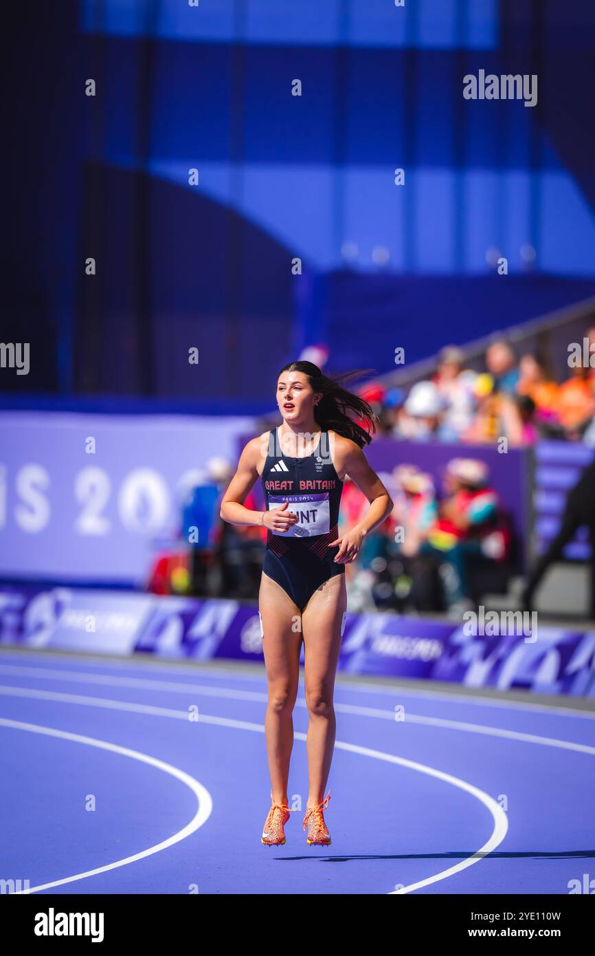 Amy Hunt participating in the 4x100 meters relay at the Paris 2024 ...