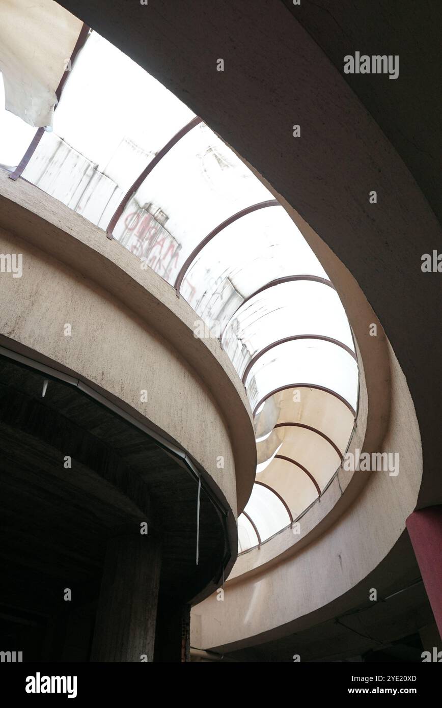 Curved glass hi-res stock photography and images - Alamy
