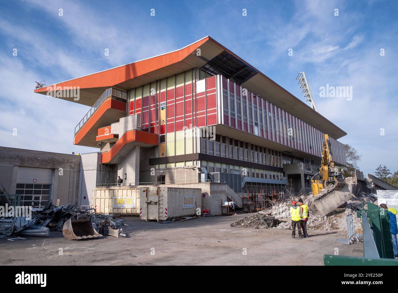 Die Abrissarbeiten an der Haupttribüne am Stadion im Friedrich-Ludwig-Jahn-Sportpark in Berlin-Prenzlauer Berg gehen weiter. Trotz Widerstand von Architekten und Anwohnern, beschloss der Berliner Senat den Abriss des Stadions und einen Neubau. / Demolition work on the main stand at the stadium in Friedrich-Ludwig-Jahn-Sportpark in Berlin-Prenzlauer Berg continues. Despite opposition from architects and residents, the Berlin Senate decided to demolish the stadium and build a new one. Friedrich-Ludwig-Jahn-Sportpark - Abrissarbeiten *** Demolition work on the main stand at the stadium in Friedri Stock Photo