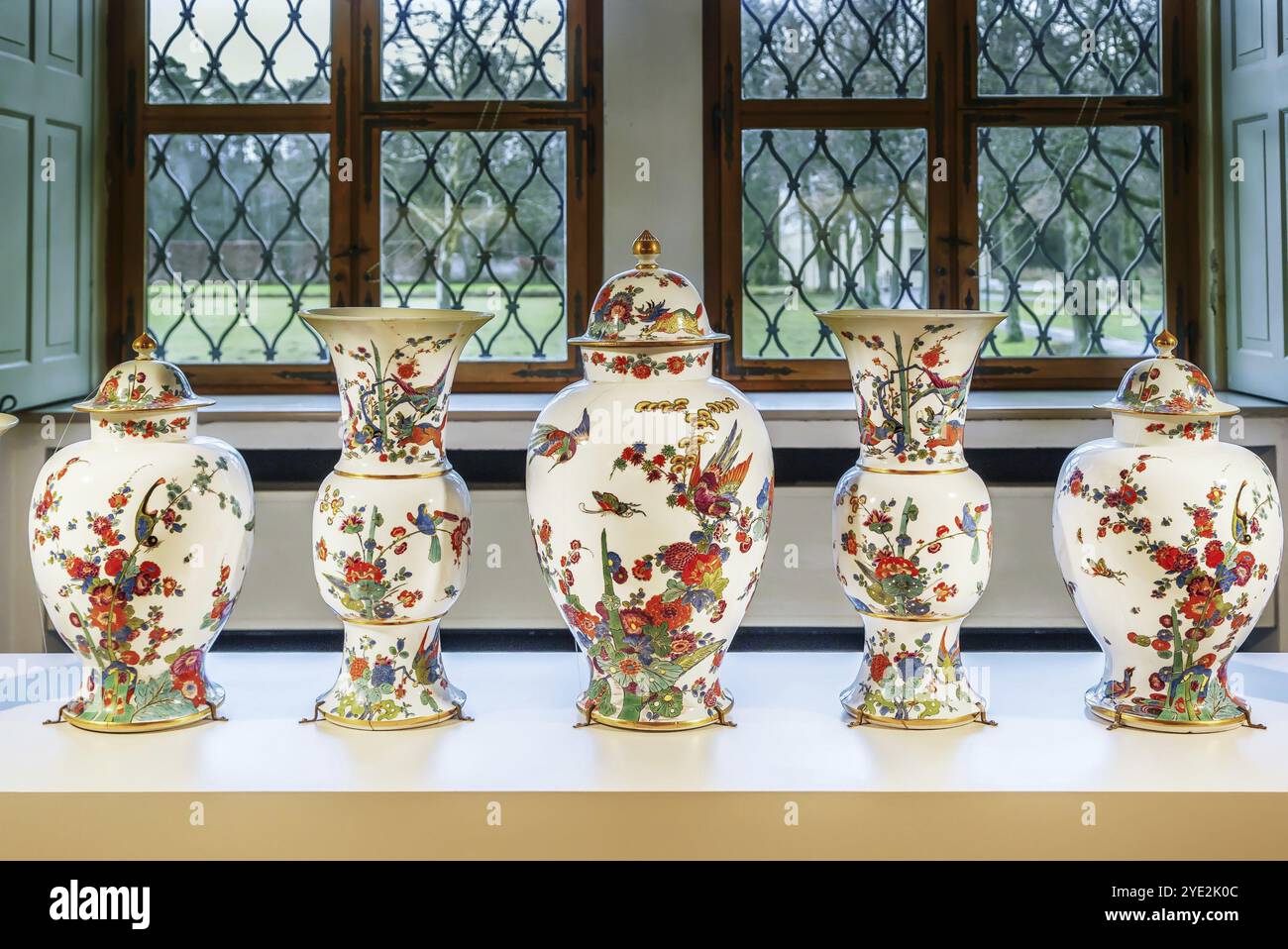 Vintage chinese vases hi-res stock photography and images - Alamy