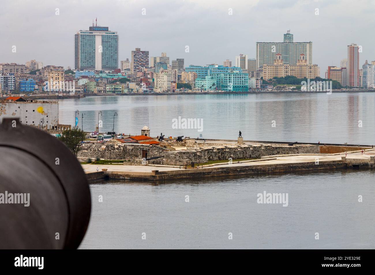 The San Salvador de la Punta fortress, Edificio Focsa, Hotel Nacional y Habana Libre en el Malecon with a cannon from San Carlos de La Habana fortress Stock Photo