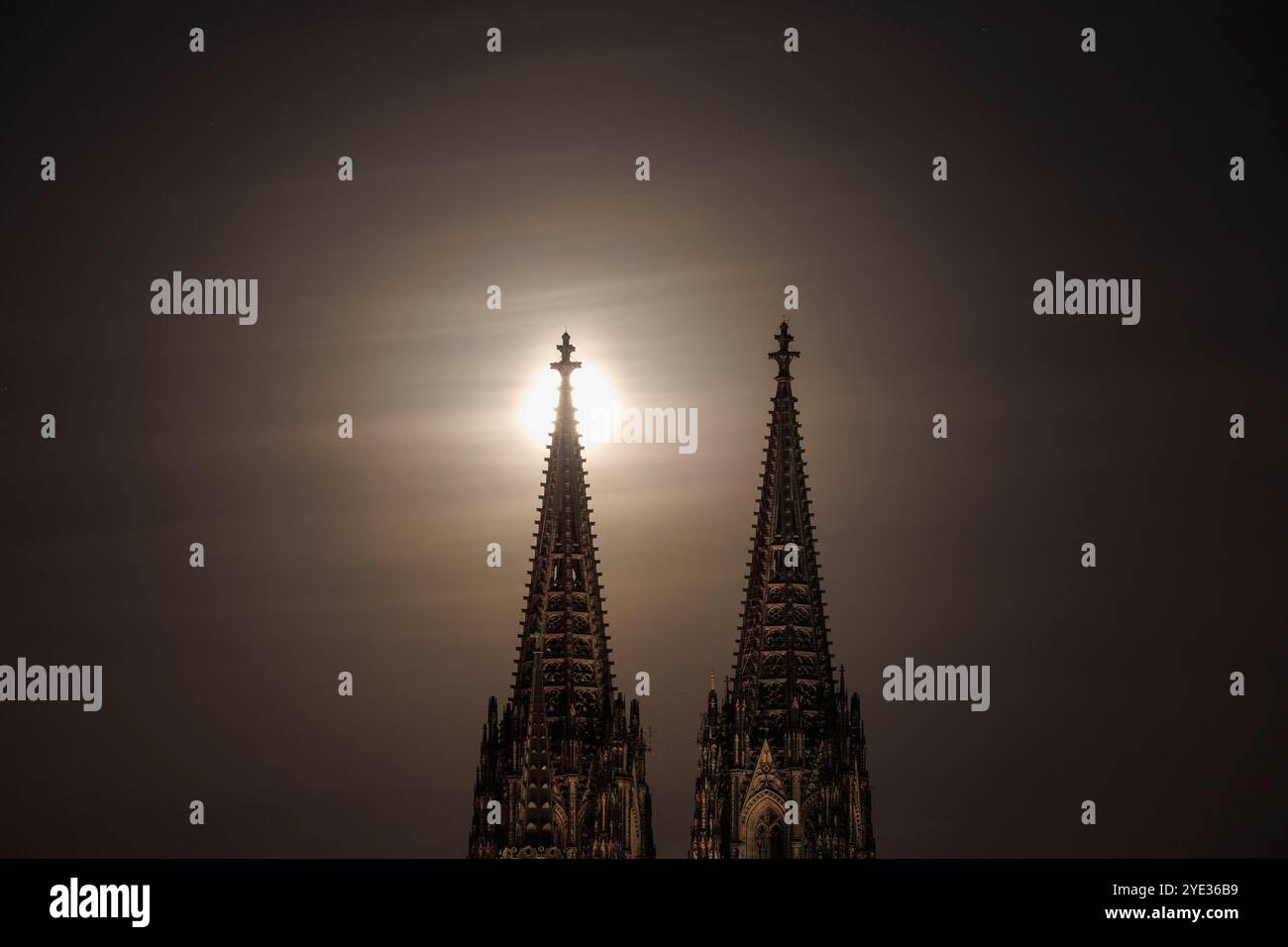 supermoon, full moon on September 18, 2024 behind Cologne cathedral, Cologne, Germany. Supermond, Vollmond am 18.09.2024 hinter dem Koelner Dom, Koeln Stock Photo