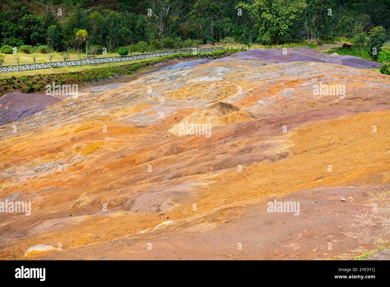 23 farbige Erde Naturpark, 23 coloured earth Park, La Vallee des ...