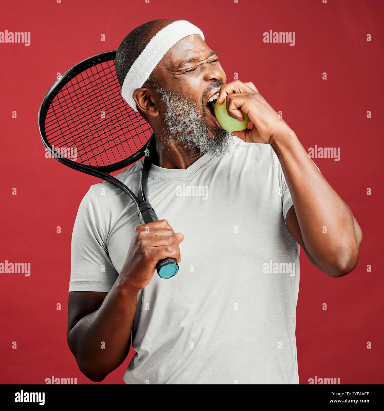 Black athlete eating apple hi-res stock photography and images - Alamy
