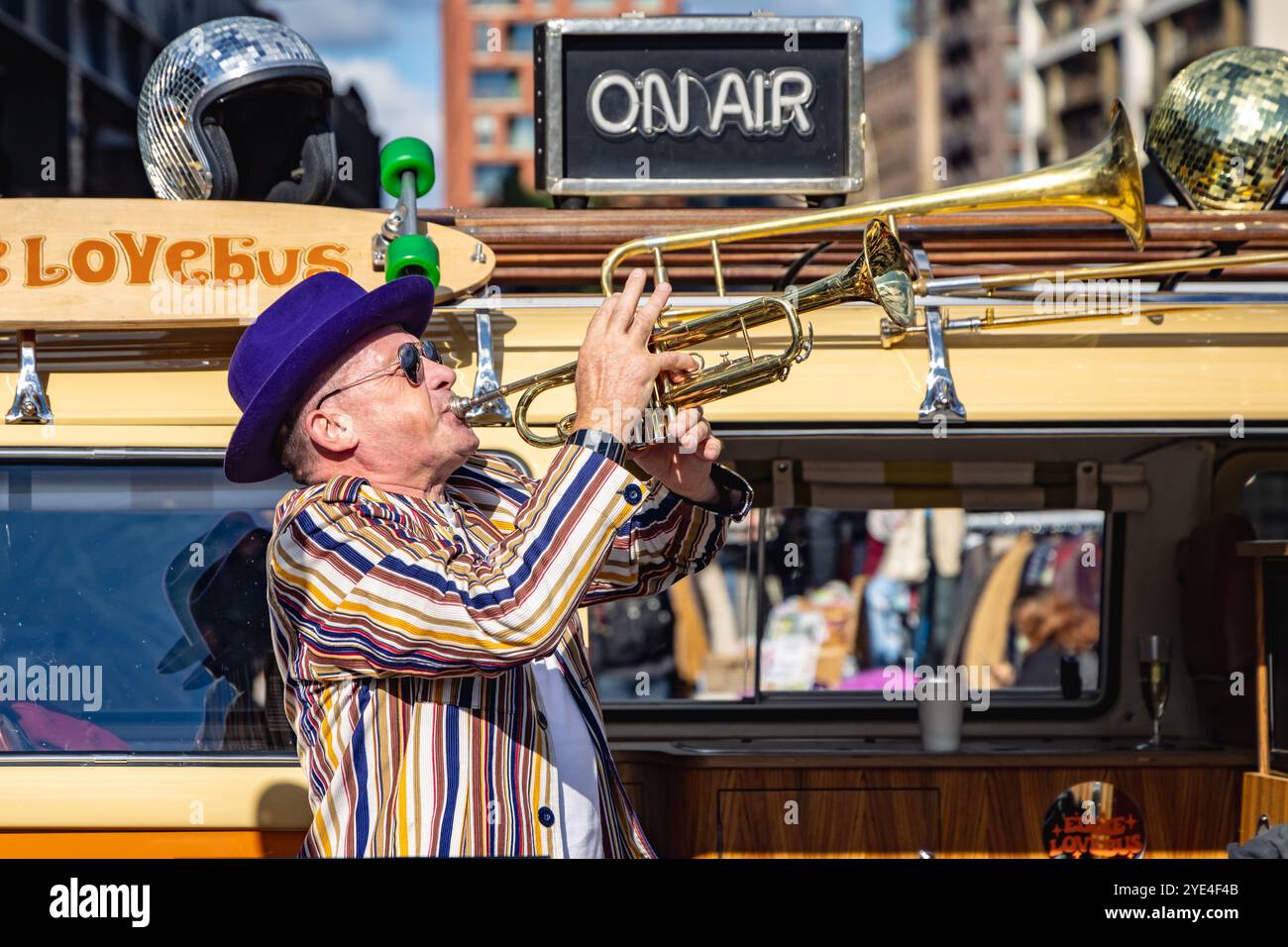 Entertaining the crowd at the Classic Car Boot Sale, Granary Square, King's Cross, London, UK Stock Photo