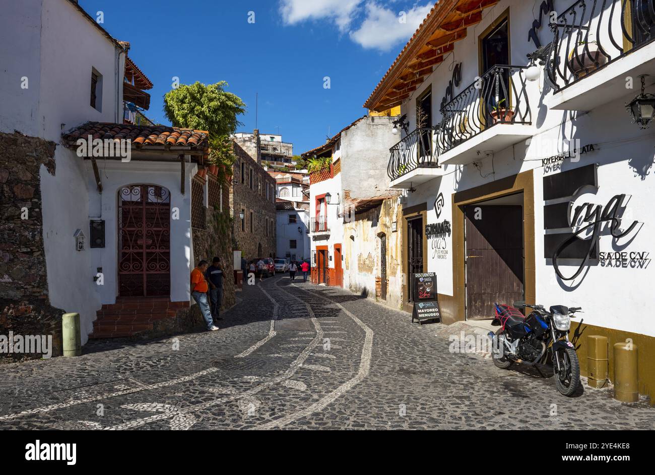 Narrow curve cobblestone road hi-res stock photography and images - Alamy