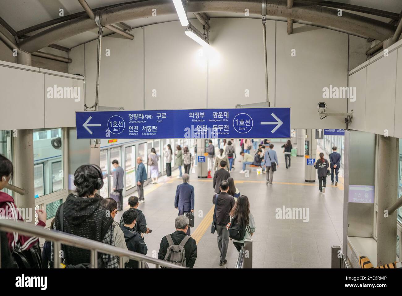 Sign with a blue arrow pointing to the right. The sign is in a foreign ...