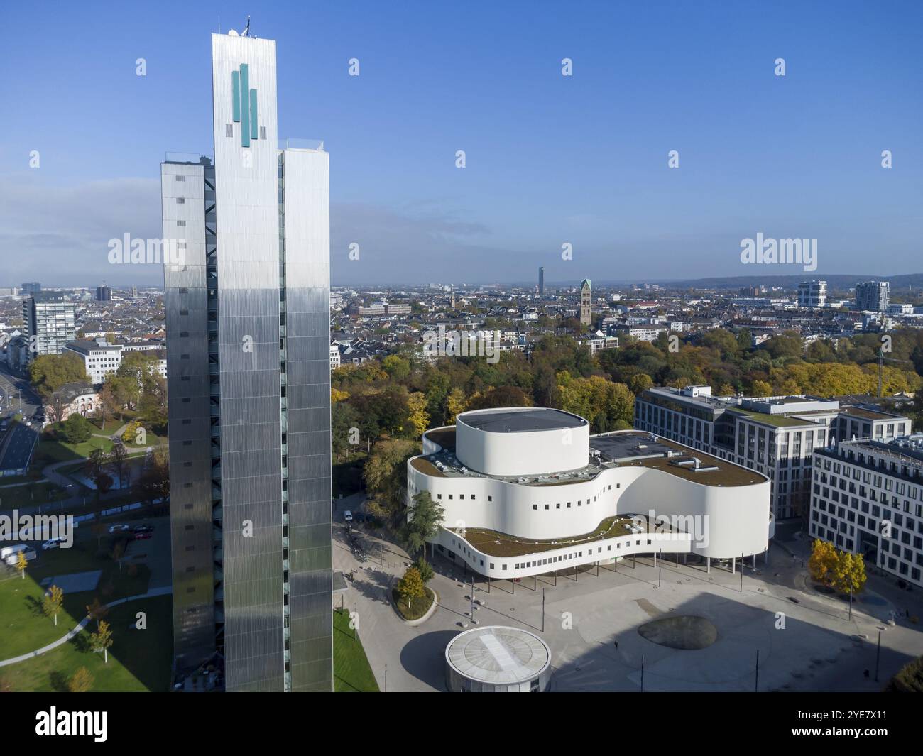 Gustaf-Gruendgens-Platz mit Schauspielhaus, Dreischeibenhaus, Drohnenaufnahme, Duesseldorf, NRW, Deutschland Stock Photo