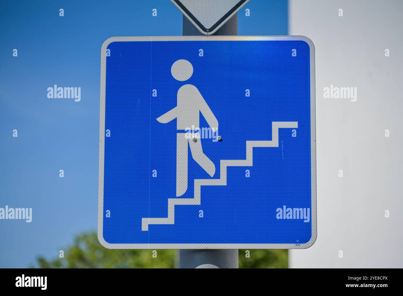 Fußweg Unterführung Treppe Schild Stock Photo