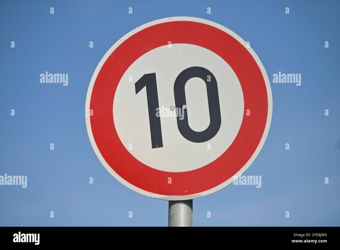 Schild Tempolimit 10 km/h *** Speed limit sign 10 km h Stock Photo - Alamy