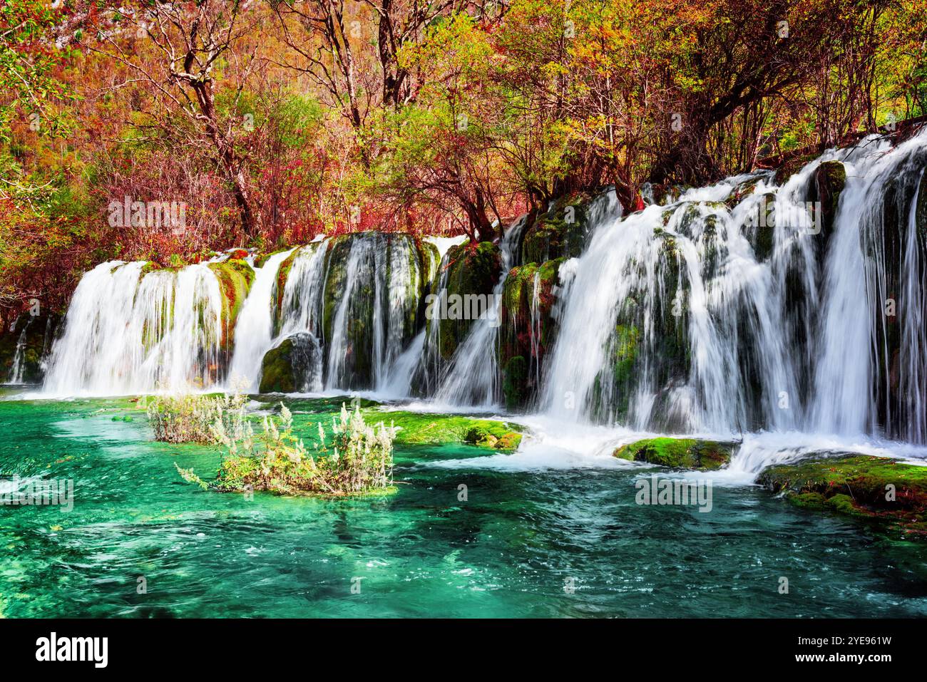 Azure lake on green rock hi-res stock photography and images - Alamy