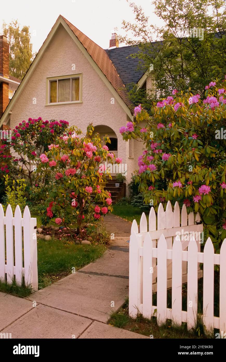 White picket fence gate open hi-res stock photography and images - Alamy