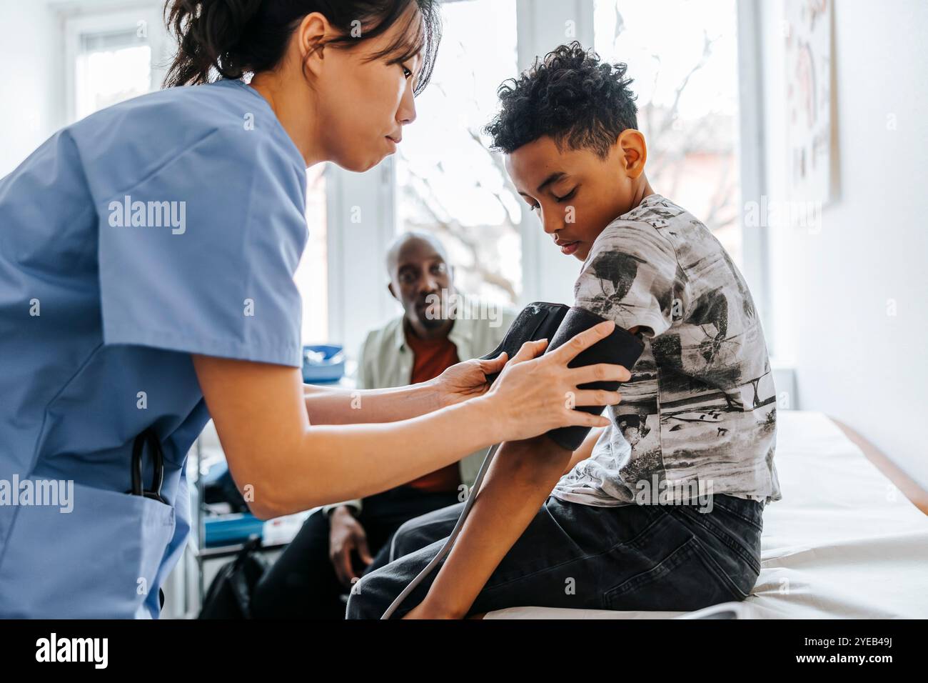 Nurse checking blood pressure child hi-res stock photography and images ...