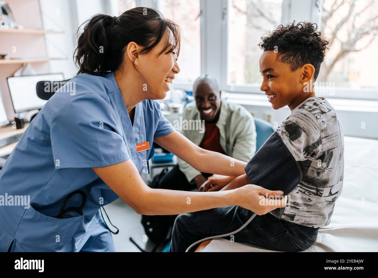 Nurse checking blood pressure child hi-res stock photography and images ...