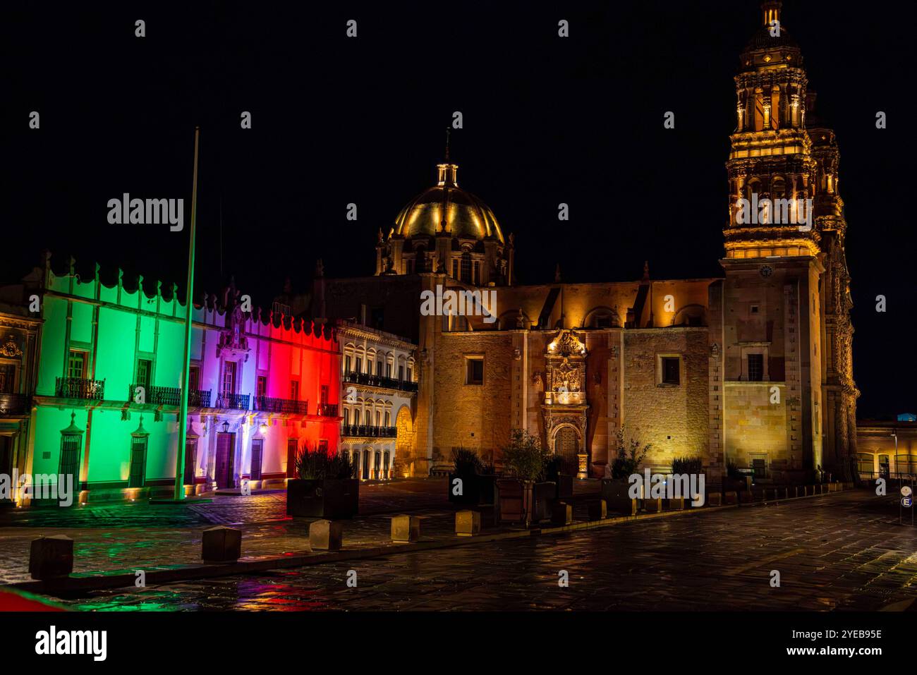 government palace at night with green, white and red lights, tricolor m colors of the flag of Mexico, in the national month of the Mexican revolution and Zacatecas cathedral, main temple of the Diocese in the colonial zone of the capital city of the state of Zacatecas 2023. colonial city © (© Photo by LuisGutierrez / NortePhoto /NortePhoto.com) palacio de gobierno de noche con luces de verde blanco y rojo, tricolor m colores de la bandera de mexico, en el mes patrio de la revolucion mexicana y catedral de Zacatecas templo principal de la Diócesis en la  Zona colonial de ciudad capital del esta Stock Photo