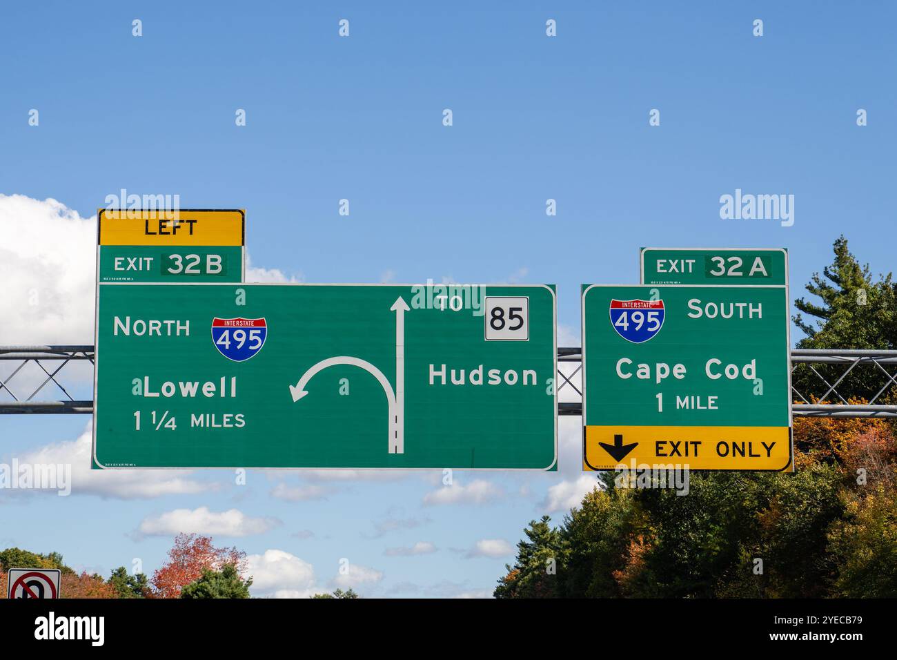 exit 32 A-B signs on Interstate 290 in Marlborough, Massachusetts at  I495 for South toward Cape Cod and North toward Lowell and MA-85 for Hudson Stock Photo