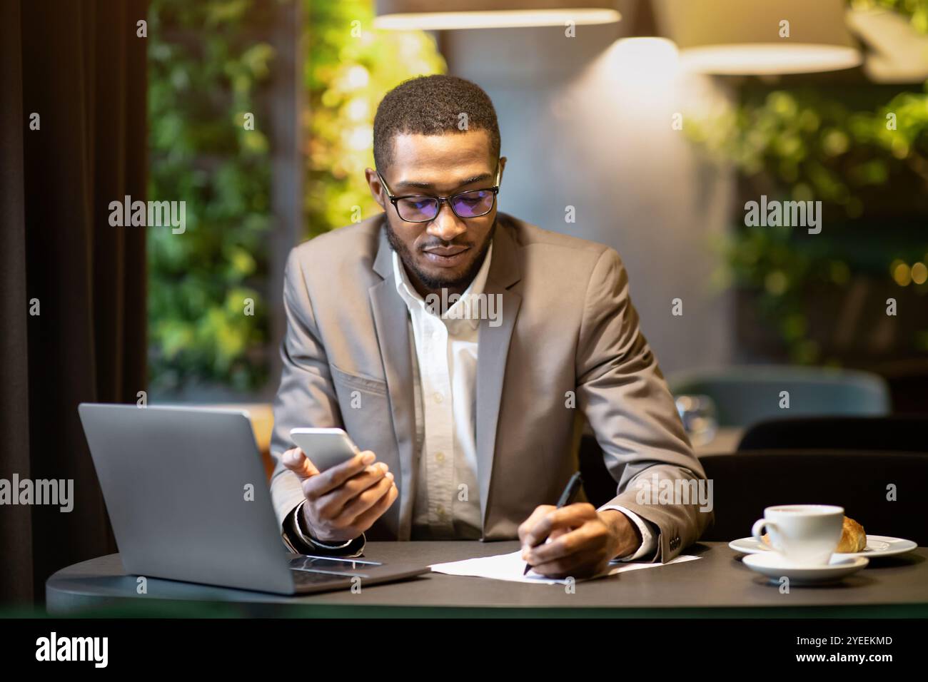 Black man business ceo hi-res stock photography and images - Alamy