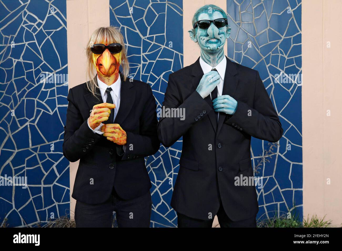 Aus dem FARBKÖRPER Kalender 2025 - Bodypainting Variationen: Men in Black Photoshooting mit Maria Skupin und Paul Skupin als Außerirische MIB auf dem Expo-Gelände in Hannover als Teil des Projekts Geek Art des Fotografen Tschiponnique Skupin und des Bodypainters und Transformakers Enrico Lein. *** From the FARBKÖRPER Calendar 2025 Bodypainting Variations Men in Black Photoshooting with Maria Skupin and Paul Skupin as Außerirische MIB at the Expo area in Hannover as part of the project Geek Art by photographer Tschiponnique Skupin and bodypainter and transformaker Enrico Lein Foto:xT.xSkupinx/x Stock Photo