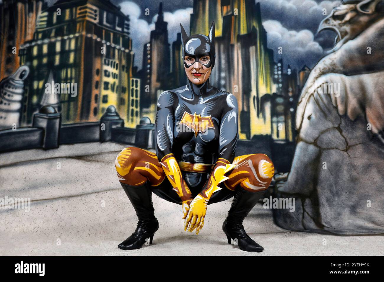 Aus dem FARBKÖRPER Kalender 2025 - Bodypainting Variationen: Batgirl Comic Photoshooting mit Janina in einer gesprayten Comic-Kulisse von Enrico Lein im Studio Düsterwald in Hameln als Teil des Projekts Geek Art des Fotografen Tschiponnique Skupin und des Bodypainters und Transformakers Enrico Lein. *** From the FARBKÖRPER Calendar 2025 Bodypainting Variations Batgirl Comic Photoshooting with Janina in a spray-painted comic backdrop by Enrico Lein at Studio Düsterwald in Hameln as part of the Geek Art project by photographer Tschiponnique Skupin and bodypainter and transformaker Enrico Lein Fo Stock Photo
