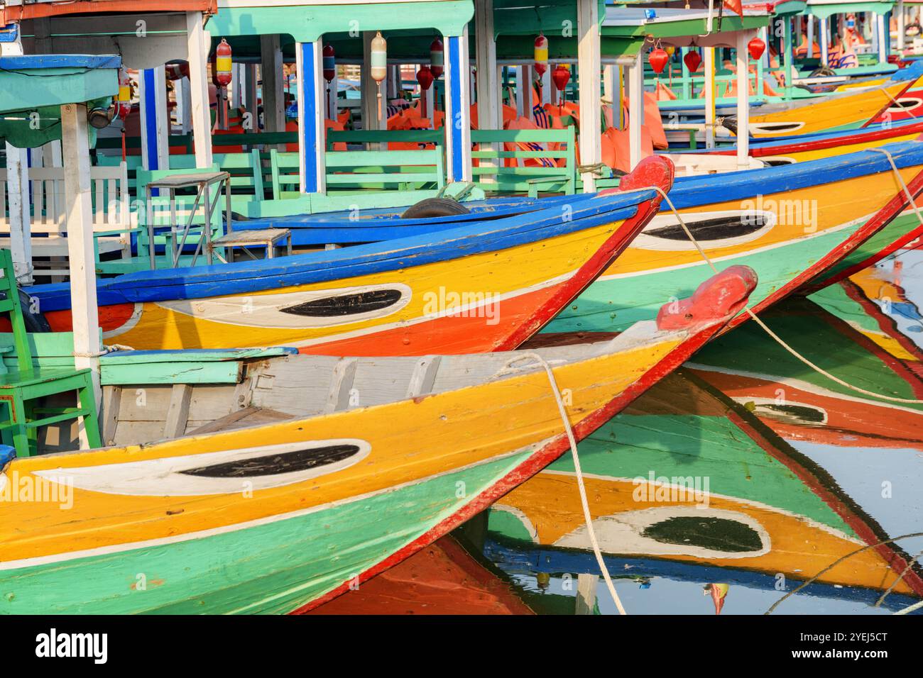 Vietnamese tourist boats hi-res stock photography and images - Alamy