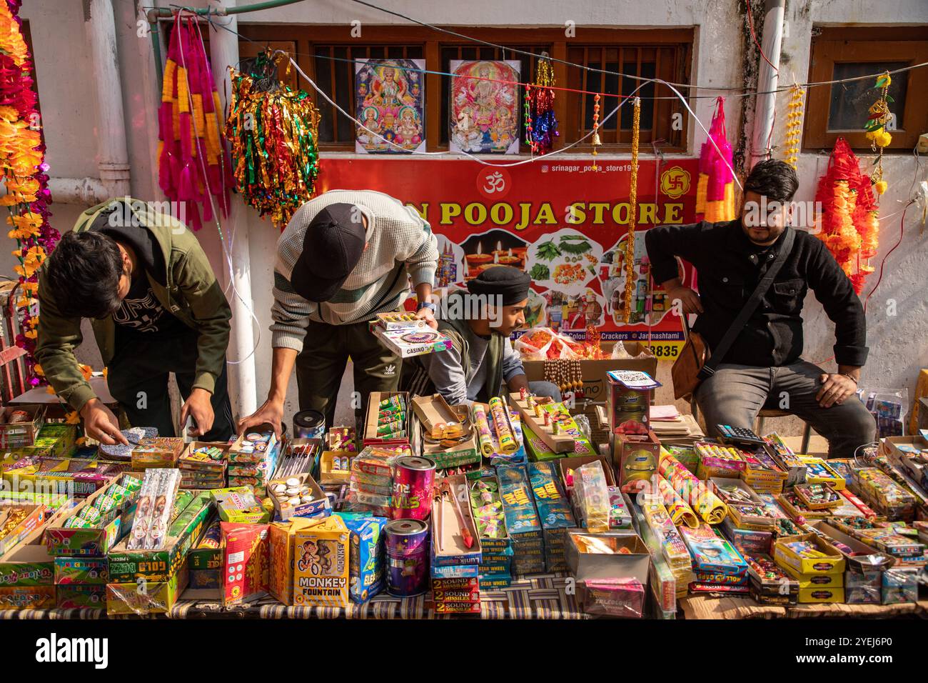 Srinagar, India. 31st Oct, 2024. Hindus buy firecrackers at a local market  ahead of Diwali, the Indian Hindu festival of lights in Srinagar, the  summer capital of Jammu and Kashmir. Credit: SOPA