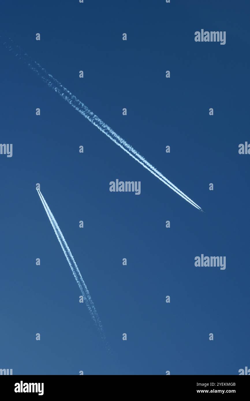 Trail of airplane hi-res stock photography and images - Alamy