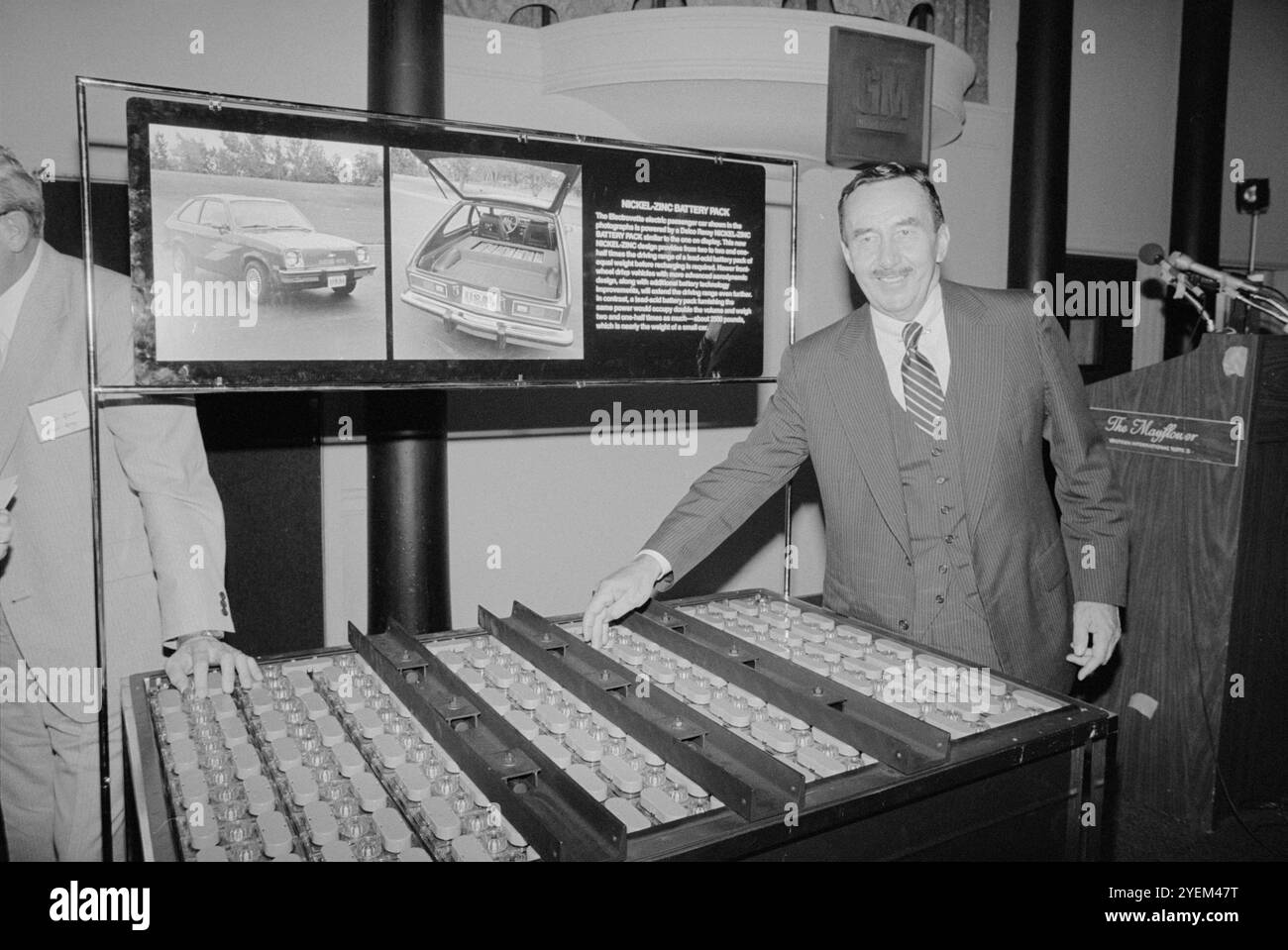 Man standing next to a battery pack for the Chevrolet Electrovette, next to a lectern at the Mayflower Hotel, Washington, D.C., USA. 25 September 1979 Stock Photo